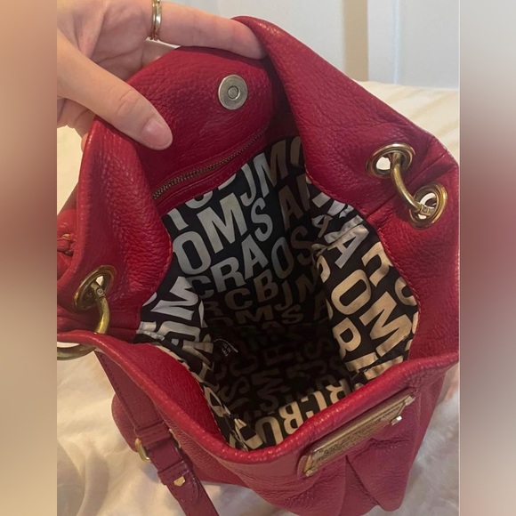 👑👑🧡Marc Jacobs Hilier Shoulder bag hobo style burgundy and gold color elegant - Picture 5 of 8